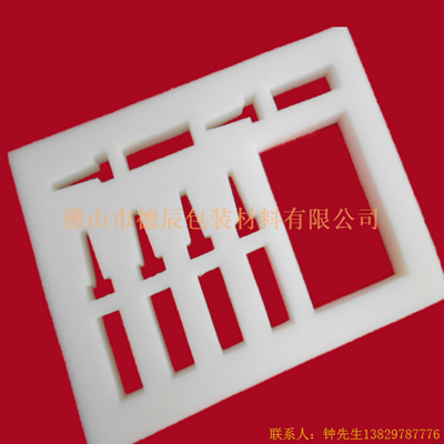 海綿內(nèi)托對各行各業(yè)產(chǎn)品起到絕緣、密封、防震、防塵、填充、隔音、固定，能夠保護包裝產(chǎn)品在運輸過程中安然無恙，起到保護產(chǎn)品的一個作用，同時可以美化產(chǎn)品，提升產(chǎn)品檔次。
