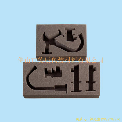 海綿內(nèi)托對各行各業(yè)產(chǎn)品起到絕緣、密封、防震、防塵、填充、隔音、固定，能夠保護包裝產(chǎn)品在運輸過程中安然無恙，起到保護產(chǎn)品的一個作用，同時可以美化產(chǎn)品，提升產(chǎn)品檔次。